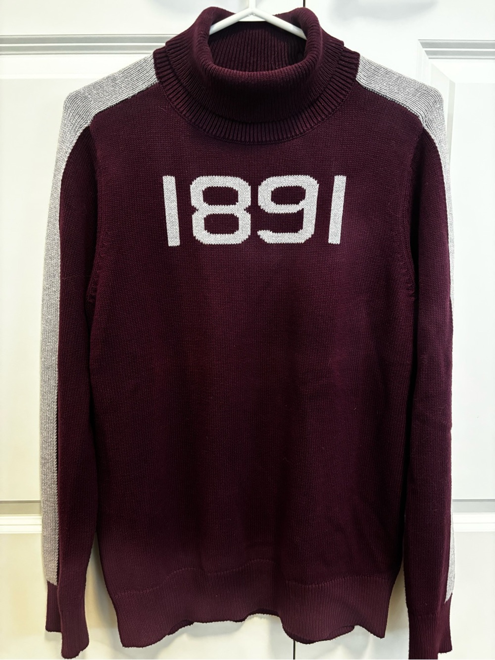 Glenmuir Mens/Unisex Mock neck Sweater in Burgundy with Contrast Shoulders